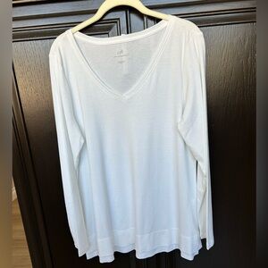 JJill white v-neck top. Size Large